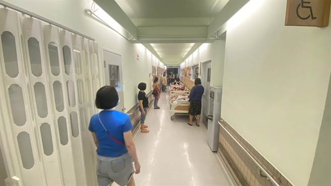 屏东基督教胜利之家23日晚间惊传火警，幸好最后有惊无险，现场40人安全疏散，当中1名癌症化疗者由警消带下楼后送医安置，起火原因尚待厘清。（屏东消防局提供／谢佳潾屏东传真）