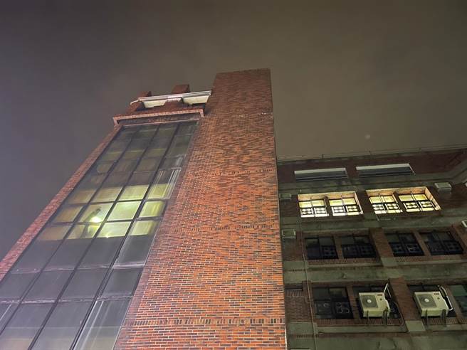 屏东基督教胜利之家23日晚间惊传火警，幸好最后有惊无险，现场40人安全疏散，当中1名癌症化疗者由警消带下楼后送医安置，起火原因尚待厘清。（屏东消防局提供／谢佳潾屏东传真）