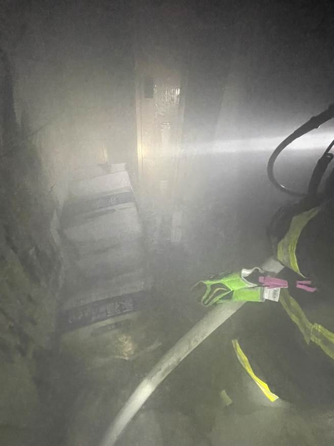 屏东基督教胜利之家23日晚间惊传火警，幸好最后有惊无险，现场40人安全疏散，当中1名癌症化疗者由警消带下楼后送医安置，起火原因尚待厘清。（屏东消防局提供／谢佳潾屏东传真）