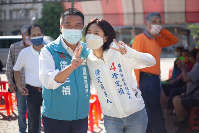 民進黨苗栗縣長候選人徐定禎（左）呼籲選民，這一票，要投給有希望的苗栗。（圖 / 徐定禎團隊提供）
