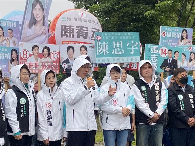 民眾党主席柯文哲（左三）今与无党籍台北市长候选人黄珊珊（左四）以及民眾党议员候选人们今举办「伟大市民挺珊珊 台北大车扫」活动。（陈薏云摄）