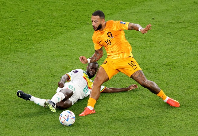 德派(右)在小組賽第2戰能否回到荷蘭先發行列呢？(路透資料照)