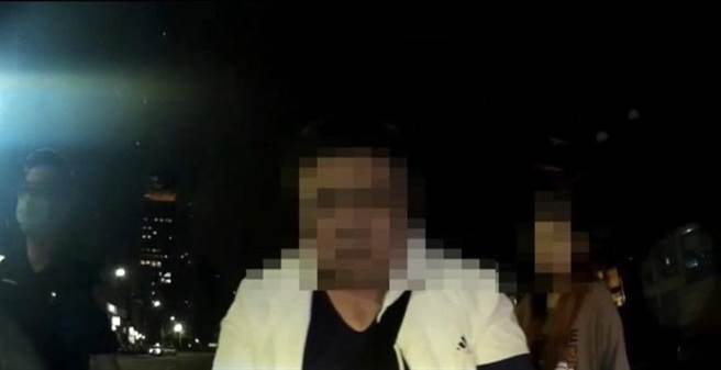 高雄44岁卢姓男子因机车违停红线遭到拦查，警方搜出安非他命吸食器。（高市苓雅分局提供／杨舒婷高雄传真）