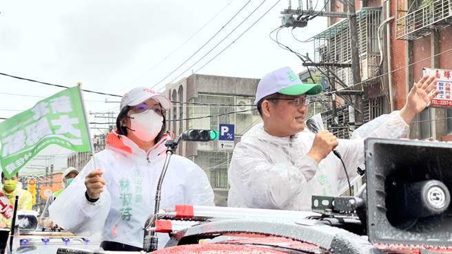 民进党新北市长候选人林佳龙上午前往五股车队扫街，立委林淑芬也冒雨陪同。（吕健豪摄）