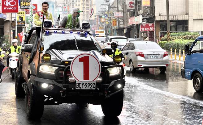 民进党新北市议员候选人李宇翔上午也与林佳龙一同车队扫街，继续争取选民支持。（吕健豪摄）