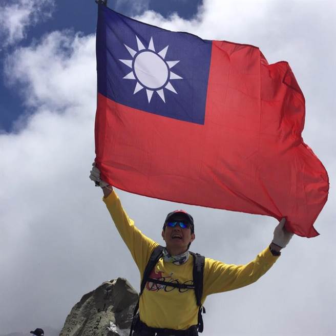 地方九合一大选后天投票，前总统马英九今在脸书表示，日前有两句顺口溜流传，「票投民进党，青年上战场；票投国民党，两岸无战场」，呼吁民眾11月26日用选票，反映台湾民眾对和平的殷切盼望，「选择和平，拒绝战争」。（截自马英九脸书）