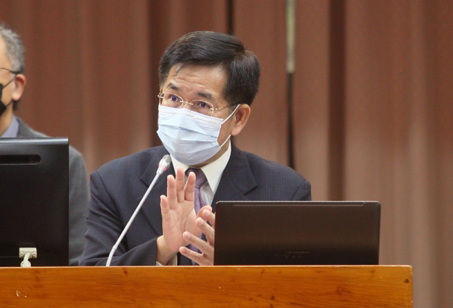 教育部长潘文忠（如图）24日在立法院受访。（张铠乙摄）