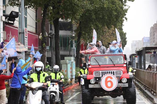 李四川今天陪同蔣萬安車掃。（蔣萬安辦公室提供／楊亞璇台北傳真）
