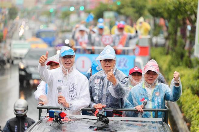 國民黨主席朱立倫今早陪同國民黨桃園市長候選人張善政到中壢，不畏風雨車隊掃街。（國民黨提供／蔡明亘桃園傳真）