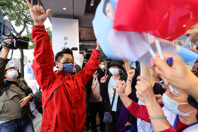 選戰進入倒數階段，國民黨台北市長候選人蔣萬安（左）24日冒著風雨以車隊掃街的方式，爭取選民支持，出發前，支持者為蔣加油打氣。（陳信翰攝）