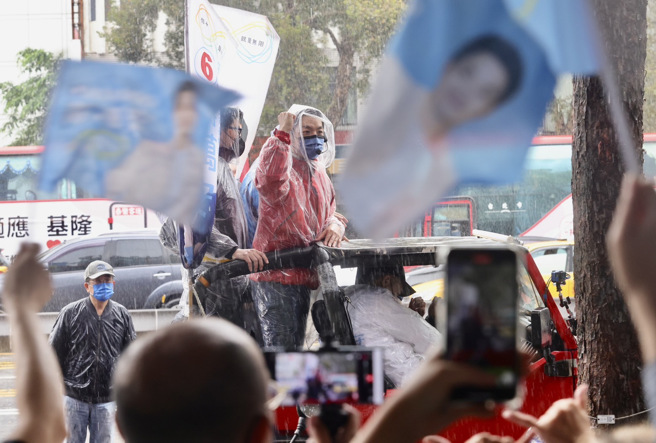 選戰進入倒數階段，國民黨台北市長候選人蔣萬安（左）24日冒著風雨以車隊掃街的方式，爭取選民支持。（陳信翰攝）