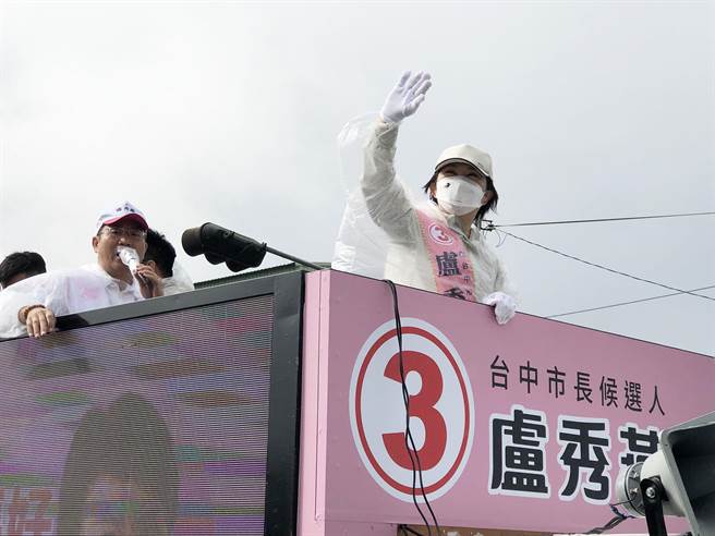 九合一选战距离投票倒数2天！参选连任的台中市长卢秀燕搭上「燕子战车」台中市各区跑透透！(陈世宗摄)