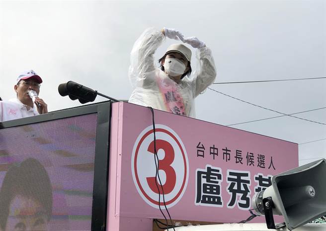 九合一选战距离投票倒数2天！参选连任的台中市长卢秀燕搭上「燕子战车」台中市各区跑透透！(陈世宗摄)