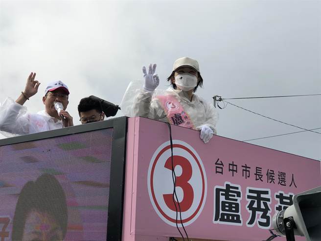 九合一选战距离投票倒数2天！参选连任的台中市长卢秀燕搭上「燕子战车」台中市各区跑透透！(陈世宗摄)