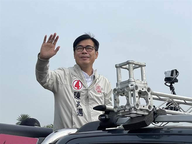 陈其迈24日上午前往前镇、小港地区扫街时，笑称2018年唱「红豆」后落选，有点创伤后压力症候群。（洪浩轩摄）