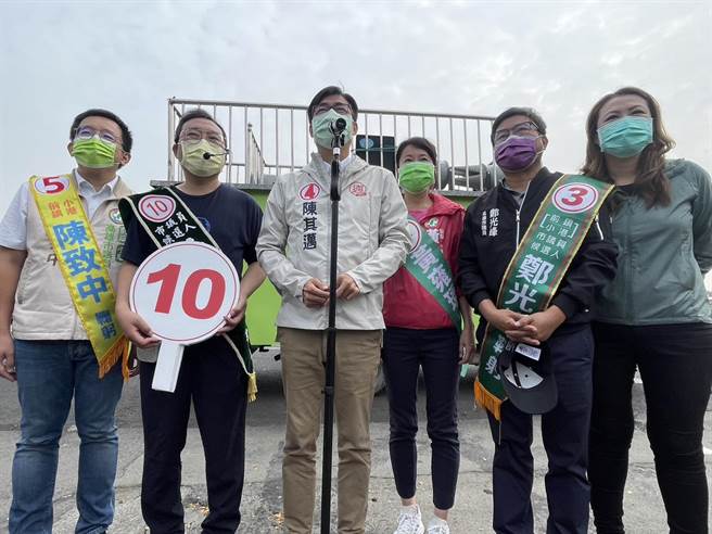 陈其迈24日上午前往前镇、小港地区扫街时，笑称2018年唱「红豆」后落选，有点创伤后压力症候群。（洪浩轩摄）