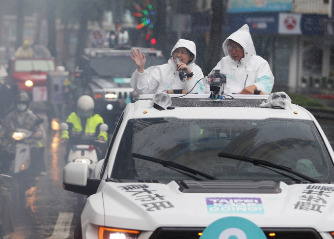 无党籍台北市长候选人黄珊珊（左）24日与台北市长柯文哲（右）一起搭车扫街拉票，受到民眾热烈欢迎民眾。（季志翔）