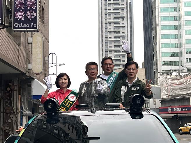 民进党台中市长候选人蔡其昌(左二)由立委张廖万坚(右)及市议员陈淑华(左)、林祈烽(右二)陪同车队扫街。(林欣仪摄)