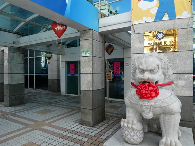 桃园市政府公共工程再遭质疑，中坜体育园区遭爆招标有弊。桃园市议员詹江村今表示，中坜体育园区由承揽桃园许多公共工程的皇昌公司得标，光整地就要22亿，但皇昌民刑事上屡出问题，为何在桃园总能以限制性招标方式得到标案？（周志豪摄）