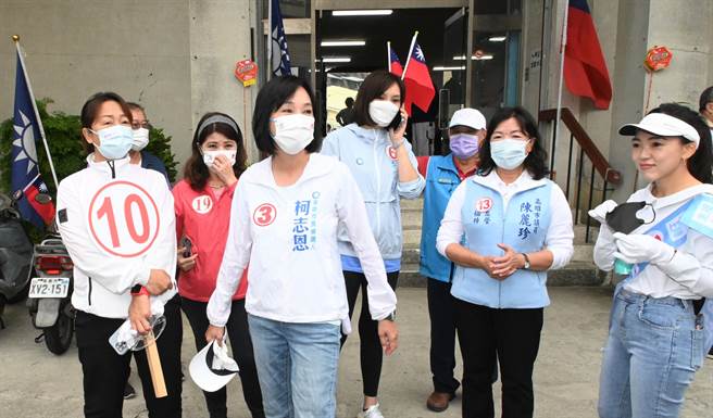 国民党高雄市长候选人柯志恩（前左二）自信自己的歌喉比民进党高雄市长陈其迈好。（林瑞益摄）