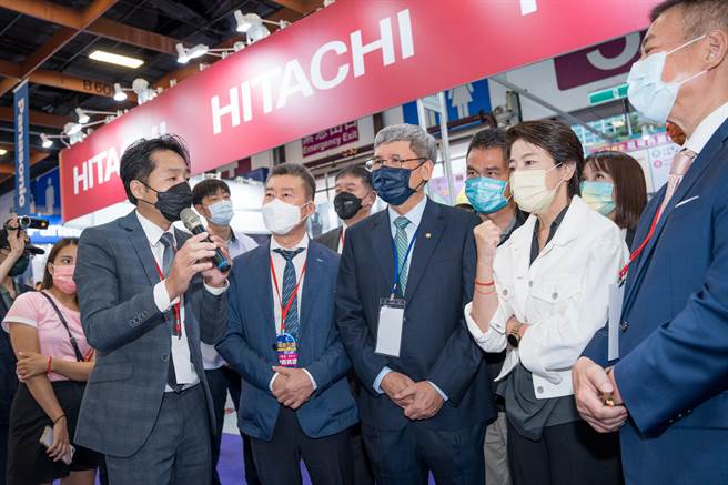 无党籍台北市长候选人黄珊珊（白衣者）提出国际相关政见，未来拚观光将推广夜间、会展经济。（黄珊珊竞选办公室提供／陈薏云台北传真）