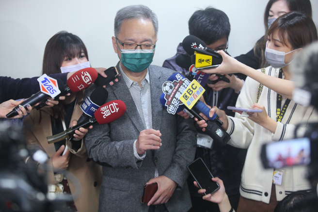 卫福部长薛瑞元（中）24日出席立院卫环委员会。（张铠乙摄）