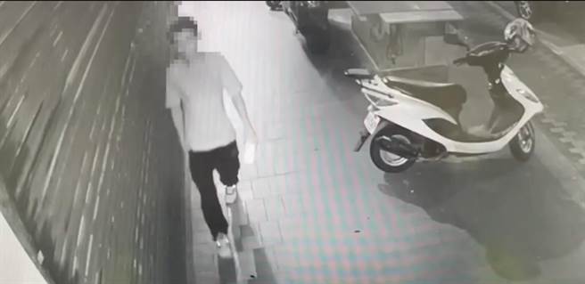 黃男在案發前被監視器拍到曾於現場逗留。（警方提供）