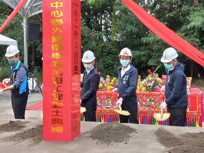 （高雄副市長林欽榮(右二)等人，24日為「高雄港洲際貨櫃中心聯外貨櫃車專用道開闢工程」動土。圖／高市府提供）