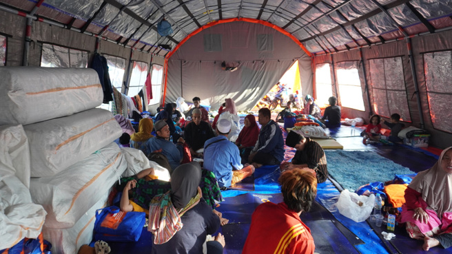 印尼西爪哇21日地震已造成200多人死亡，震後第4天仍有餘震。印尼當局在震央附近設置臨時安置所，讓無家可歸的居民棲身。（圖／中央社）