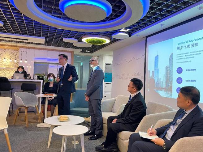 （高力国际董事总经理刘学龙(左)今(24)日宣布挥军业主代表市场，并宣布最新到职的业主代表服务部董事黄舒卫(中)。图∕蔡惠芳）