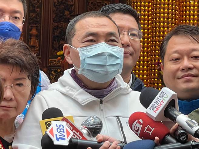 民进党新北市长候选人林佳龙重提30年前健康幼稚园火烧车事件挨批，侯友宜淡淡回应「谢谢大家的关心」。（李奇叡摄）