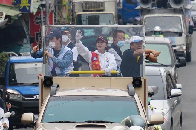 前总统马英九陪国民党嘉义县长候选人王育敏到中埔、民雄车队扫街。（王育敏团队提供／廖素慧嘉县传真）