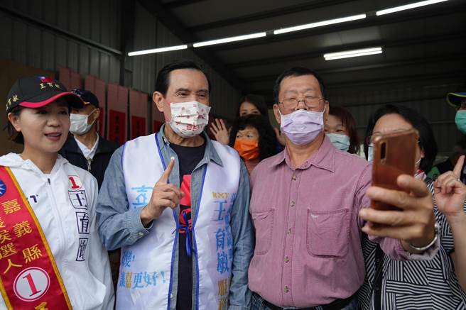 前总统马英九陪国民党嘉义县长候选人王育敏到中埔、民雄拜票，支持者热烈回应。（王育敏团队提供／廖素慧嘉县传真）