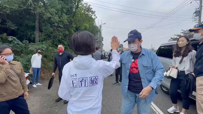 前总统马英九与王育敏击掌加油。（王育敏团队提供／廖素慧嘉县传真）
