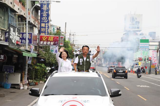 翁章梁陪同民进党中埔乡长候选人李碧云拜票。（翁章梁团队提供／廖素慧嘉县传真）