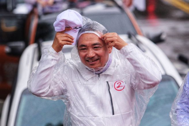 百里侯大选最后倒数计时，国民党新北市长候选人侯友宜24日抓紧时间，前往中和区车队扫街，由于天候不稳定，不时降下大雨，侯在出发前也套上轻便雨衣挡雨。（黄世麒摄）