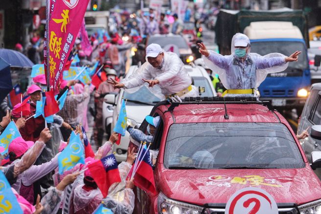 百里侯大选最后倒数计时，国民党新北市长候选人侯友宜（车上左者）24日抓紧时间，前往中和区车队扫街，民眾不畏大雨，在路旁欢迎。（黄世麒摄）
