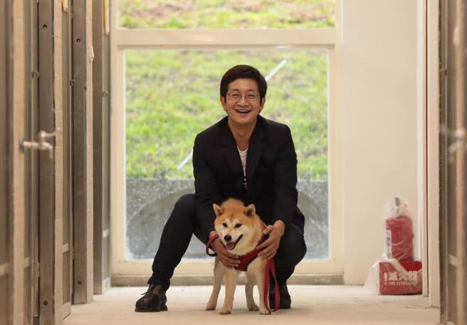 民进党基隆市长候选人蔡适应与爱犬Tony。（图 / 取自蔡适应脸书）
