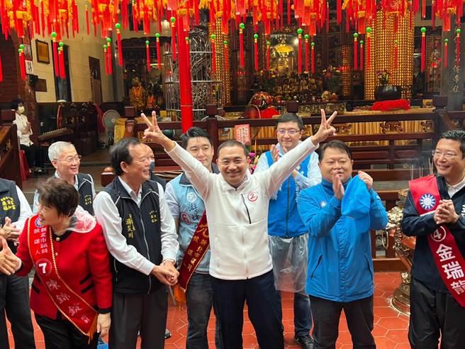侯友宜说，路上看到市民好朋友对他比「耶！」，给予满满热情支持，让他「真的超感动」。（李奇叡摄）