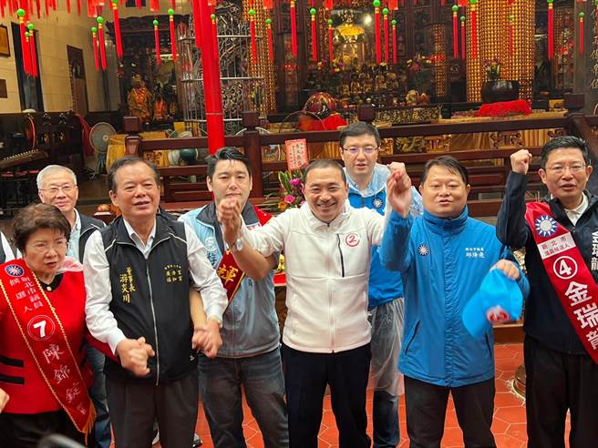 侯友宜今天在议员陈锦锭、金瑞龙、邱烽尧以及游辉宂陪同下前往中和车扫，并到福和宫参拜。（李奇叡摄）