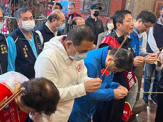 侯友宜今天在议员陈锦锭、金瑞龙、邱烽尧以及游辉宂陪同下前往中和车扫，并到福和宫参拜。（李奇叡摄）