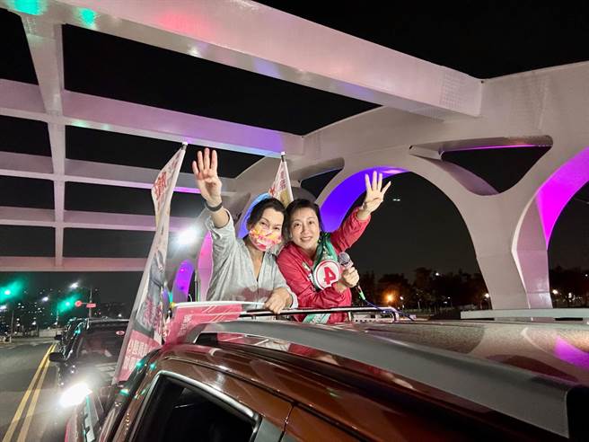 民进党高市议员候选人黄雍琇23日特别邀请高雄市长陈其迈妻子、医师吴虹陪同车队扫街拜票，这也是吴虹在此届选举车扫处女秀。（涌言会提供／洪浩轩高雄传真）