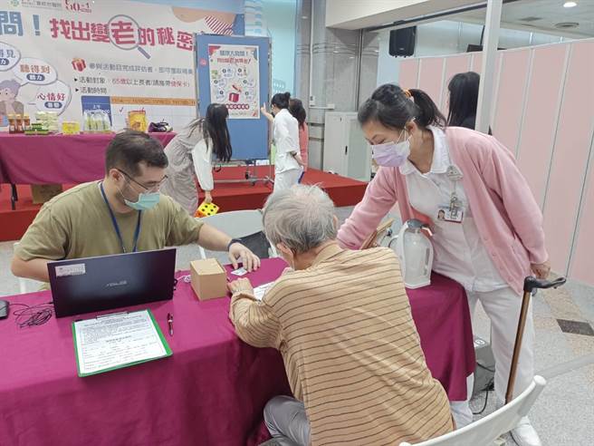 童綜合醫院高齡照護團隊，為長輩進行「長者健康整合式評估服務」。(童綜合醫院提供)