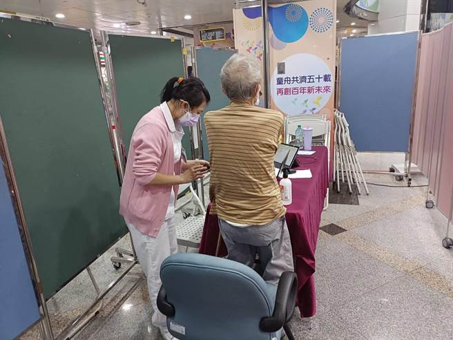 高齡暨整合個案管理師進行評估，幫助長者發現潛在的健康問題。(童綜合醫院提供)