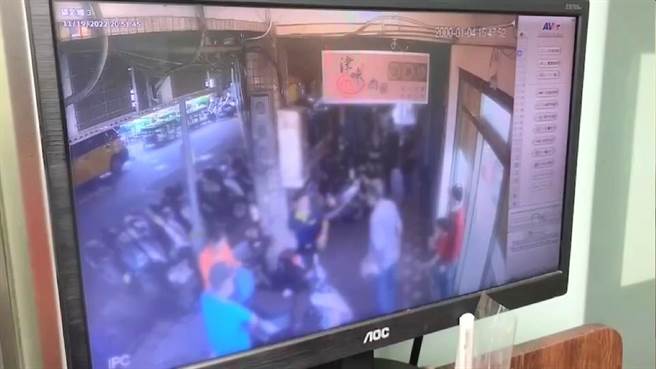 7旬老翁不滿被嫌打牌慢，當街與陳男掃扭打。（警方提供）