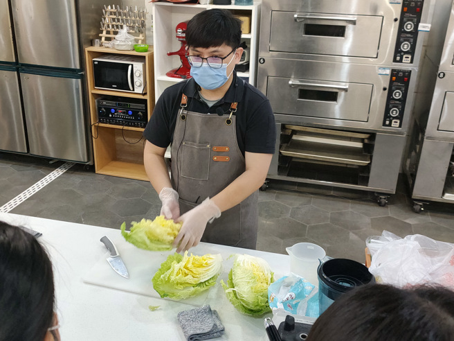 料理达人叶育成现场示范手作泡菜。(移民署嘉义市服务站提供)