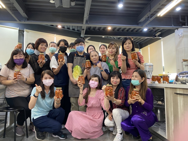 参与民眾看到自己完成的泡菜都十分兴奋。(移民署嘉义市服务站提供)