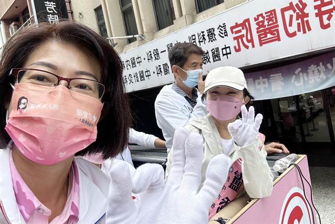 邱爱珊（左）指出，她是面临分票危机的新人，也透过晚上的直播，让更多人听到她的内心话。（邱爱珊竞选总部提供）