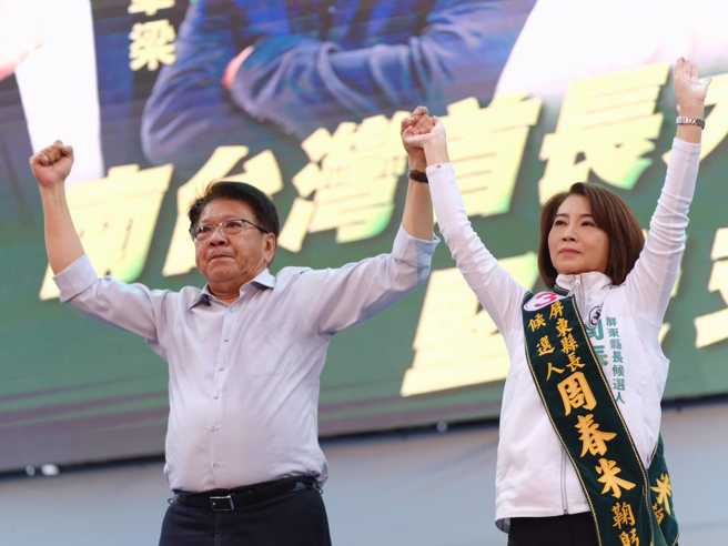 屏东县长潘孟安(左)替民进党屏东县长候选人周春米(右)站台。(图取自周春米脸书)