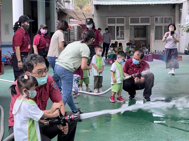 孩童当一日小小消防员。（翻摄照片／高雄洪靖宜传真）